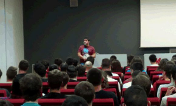 El ex-alumno Mikel Lopez ha charlado con los alumnos de ciclos en el IMH sobre la importancia del aprendizaje del inglés El ex-alumno Mikel Lopez ha charlado con los alumnos de ciclos en el IMH sobre la importancia del aprendizaje del inglés