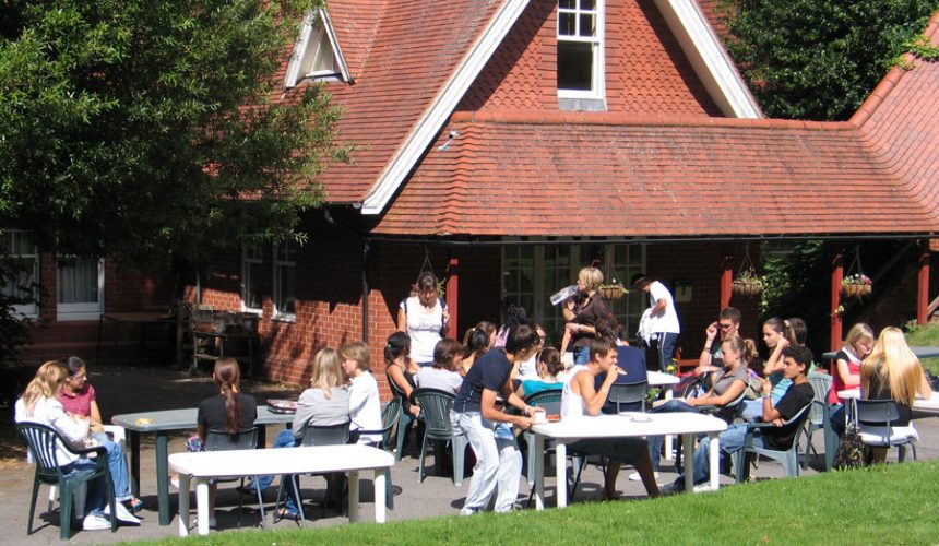 Live the language! Summer courses abroad for teenagers Live the language! Summer courses abroad for teenagers